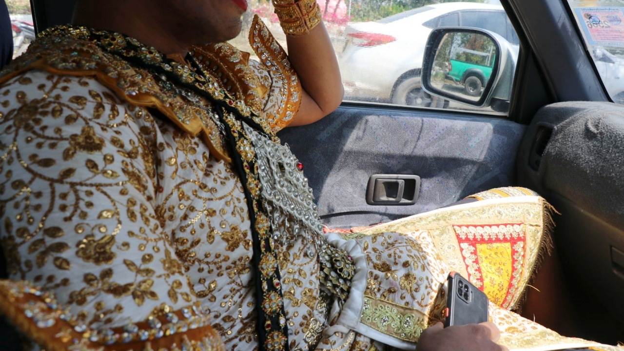 ฟังอีกมุม "พระเอกลิเก" โต้ปมรับงานถวายบวบให้พระ ยืนยันไม่ได้ขายบริการ