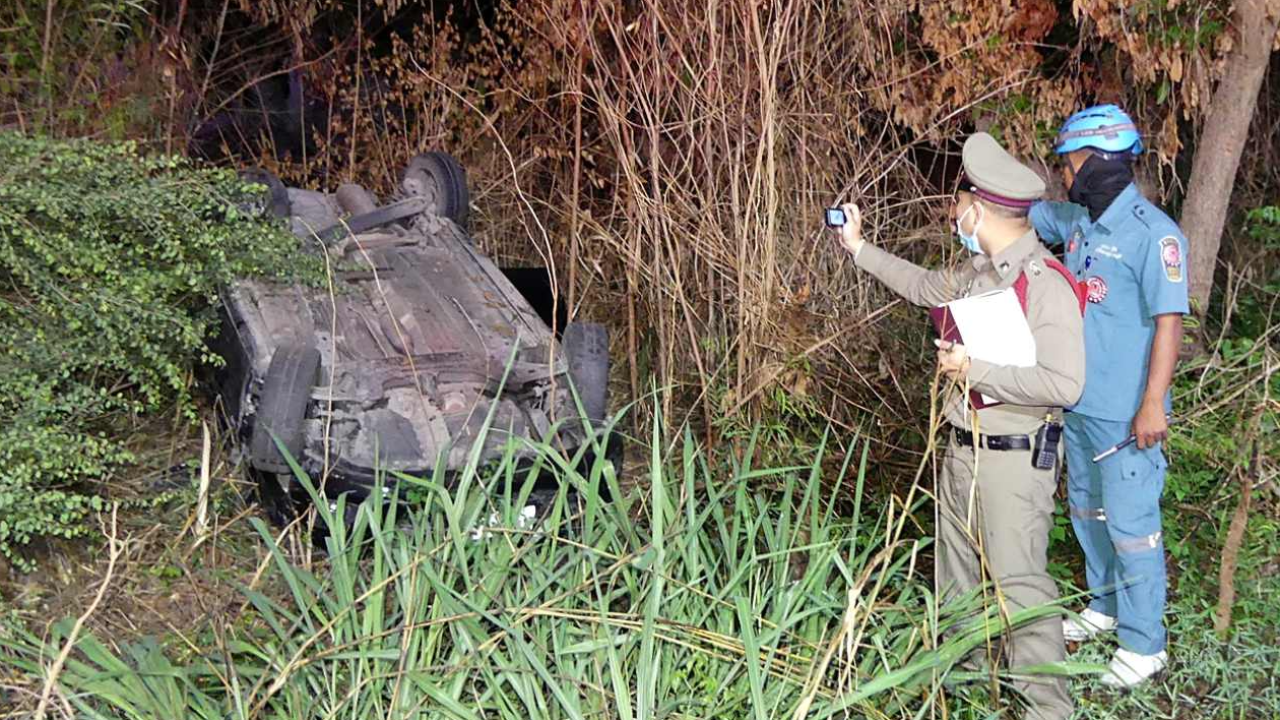 หนุ่มวัย 20 เก๋งแหกโค้งชนเสาไฟ พลิกหงายท้องเสียชีวิตคารถ