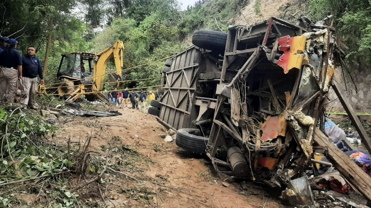 墨西哥客车29人悲惨牺牲失去控制，跌入深渊