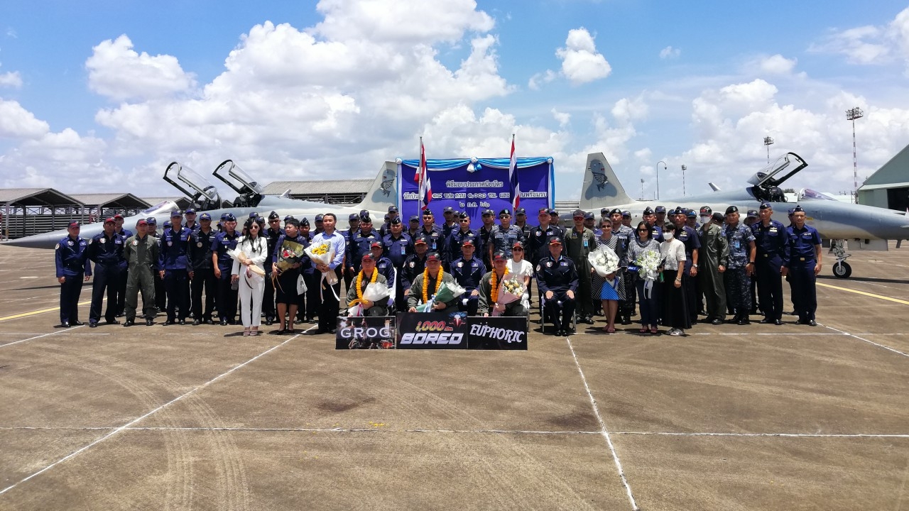 กองบิน 21 มอบประกาศนียบัตร นักบิน F-5 TH ทำการบินครบ 1,000 ชั่วโมง