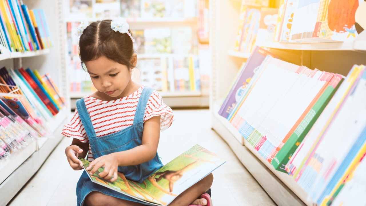 เหมาะสมไหม หนังสือเรียนเด็กเล็กใช้ภาพ "ฆาตกร" ประกอบเนื้อหาแบบฝึกหัด