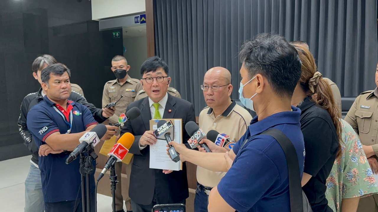 "อัจฉริยะ" นำตำรวจชลบุรี บุกร้อง อสส. ขออัยการร่วมสอบคดี 140 ล้าน