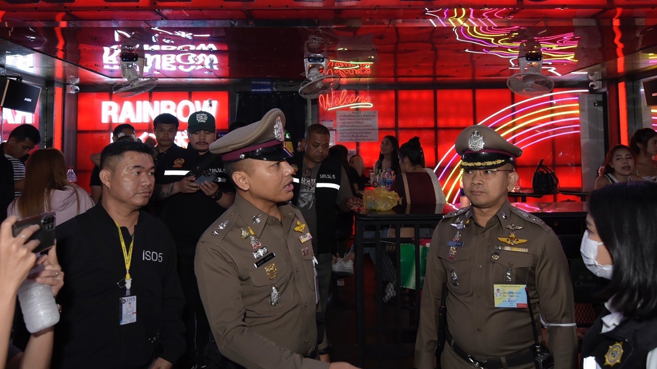 ตำรวจทองหล่อ ปิดกล่อง ซอยคาวบอย ตรวจค้นผับ เจอพนักงานร้านเสพยาบ้า 2 ราย 