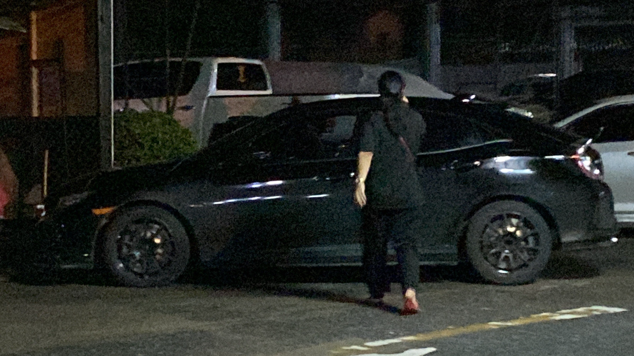 เมีย "แจ๊บ" ดอดขึ้นโรงพัก รับทราบ 3 ข้อหา ร่วมมืออำพรางศพฆ่าลูกเลี้ยง