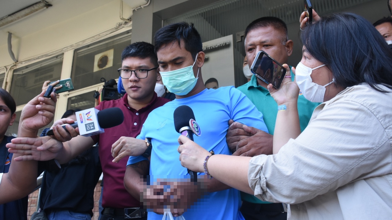 ตำรวจหิ้ว "แจ๊บ" พ่อเลี้ยงโหดฝากขัง ญาติน้องใหม่ปรี่ชกหน้าระบายแค้น