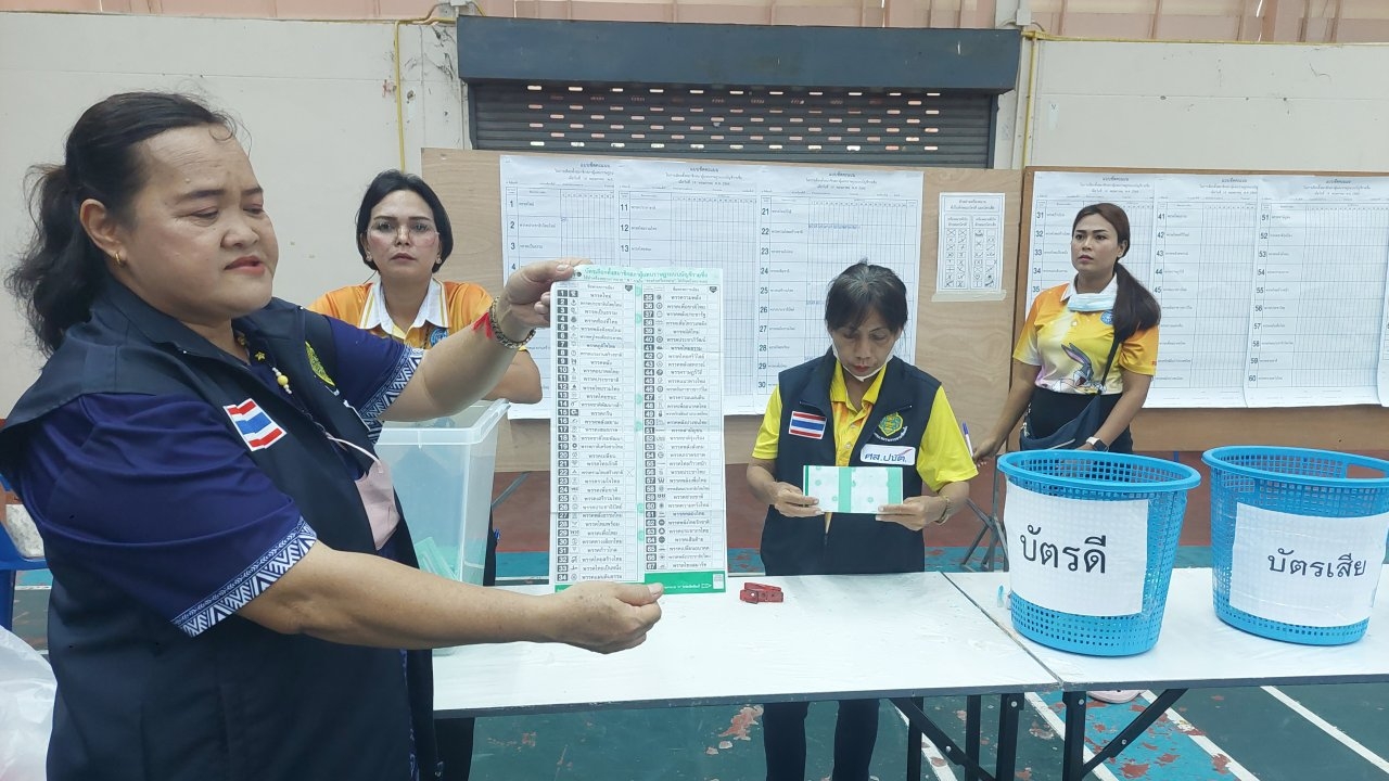 เลือกตั้ง 2566 : 2 หน่วยเลือกตั้งที่พังงา นับคะแนนบัตรแบบ ส.ส.บัญชีรายชื่อใหม่