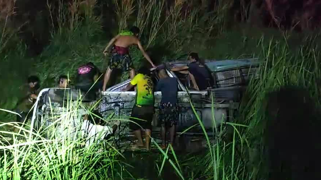 ปิกอัพเฉี่ยวกันตกคูน้ำริมถนนที่บางไทร ดับ 2 ศพ บาดเจ็บ 2