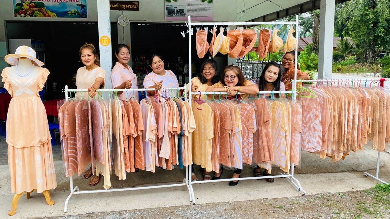 “ผ้ามัดย้อม ดินฝั่งแดง”