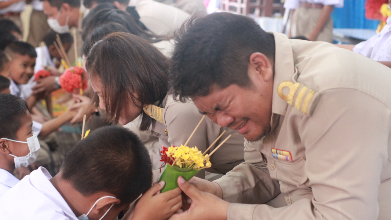 เกือบจะซึ้งแล้ว ครูโพสต์ภาพจังหวะโบ๊ะบ๊ะ "ไหว้ครูปีนี้น้ำตาไหลเลย"