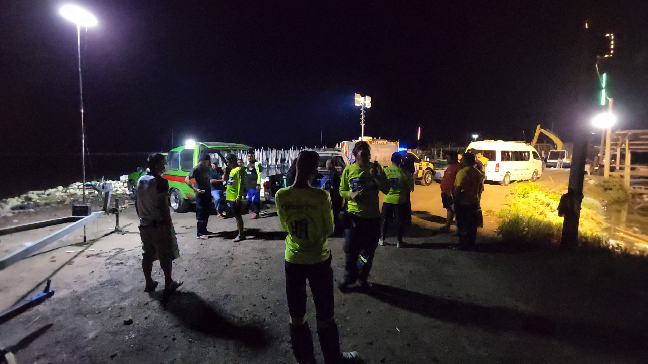 "เรือไดหมึกรั่ว" อับปางกลางทะเล "ไต๋-ลูกเรือ" รวม 4 ชีวิต ลอยคอระทึก