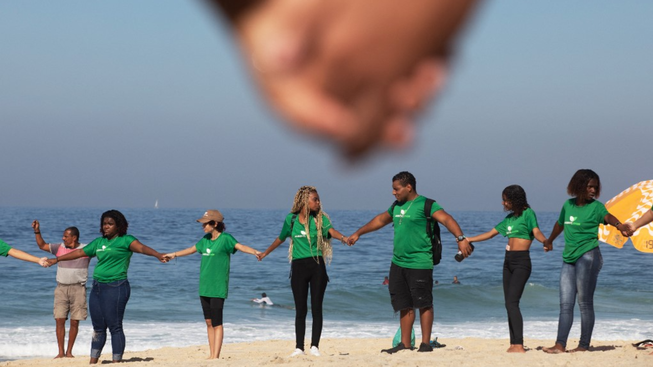 ชาวบราซิลร่วมเก็บขยะริมชายหาด เนื่องใน "วันมหาสมุทรโลก"