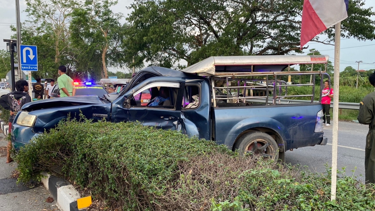 กระบะ 2 คัน ชนกันสนั่น คาจุดกลับรถ ย่านคลอง 14 สลดดับ 1 บาดเจ็บ 3 ราย