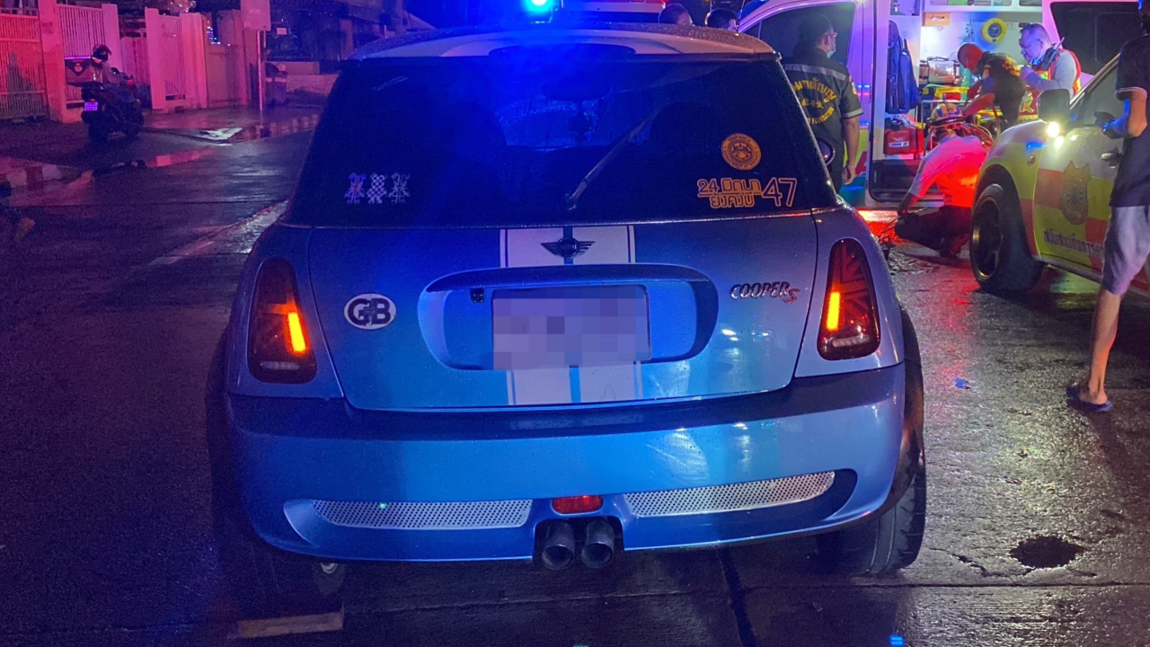 หนุ่มช่างโยธา ขับมินิคูเปอร์ พุ่งชนไรเดอร์-ร่างติดกันชน เป็นศพสลด