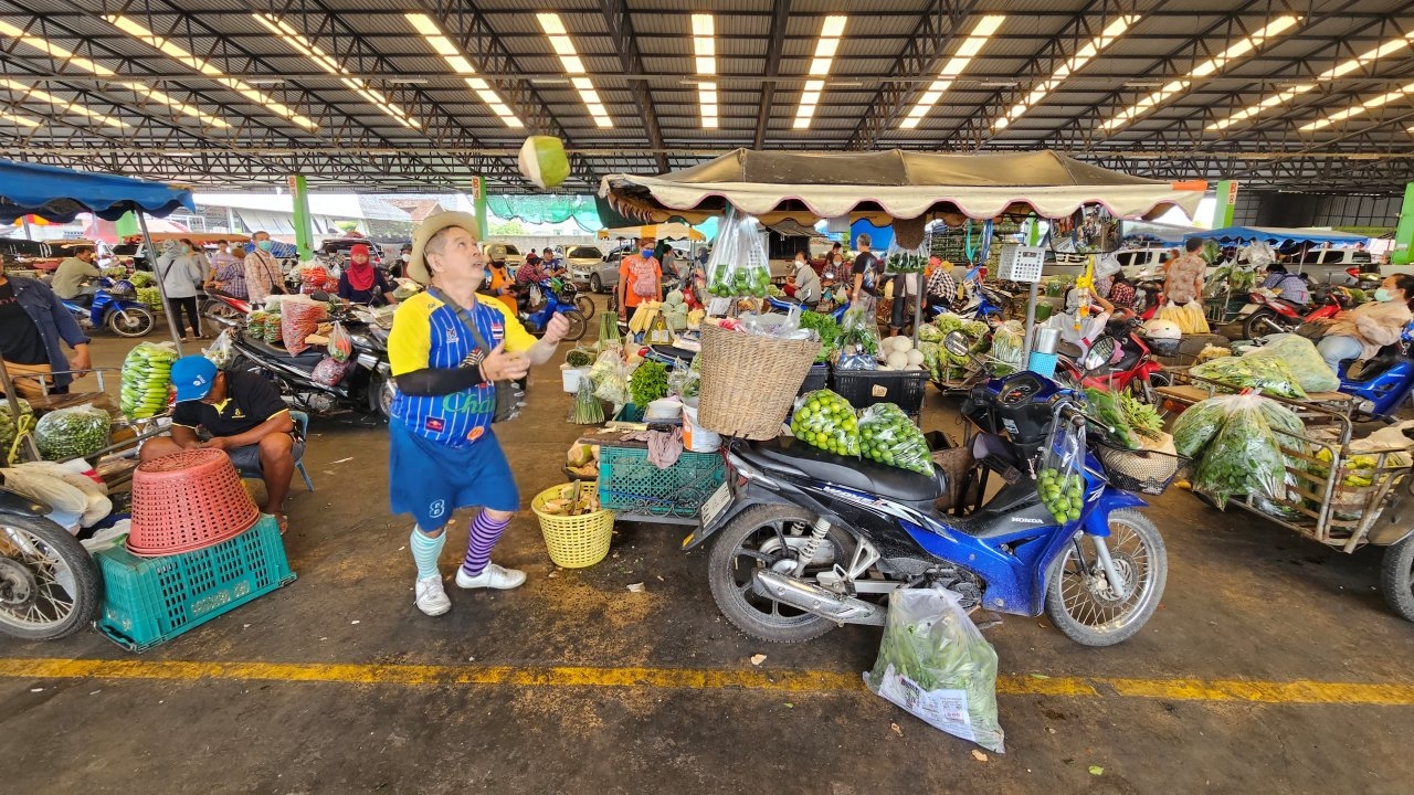 พ่อค้ามะพร้าวราชบุรี ลีลาพลิ้วไหวเต้นโชว์ปอกมะพร้าว จนลูกค้าติดใจแห่อุดหนุน