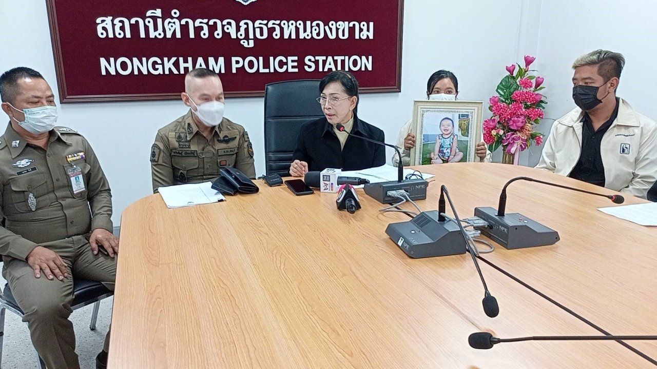 ปวีณาพาพ่อแม่เด็ก 10 เดือนตายปริศนาแจ้งความ ตร.หนองขามยื่นขอหมายจับพี่เลี้ยงแล้ว