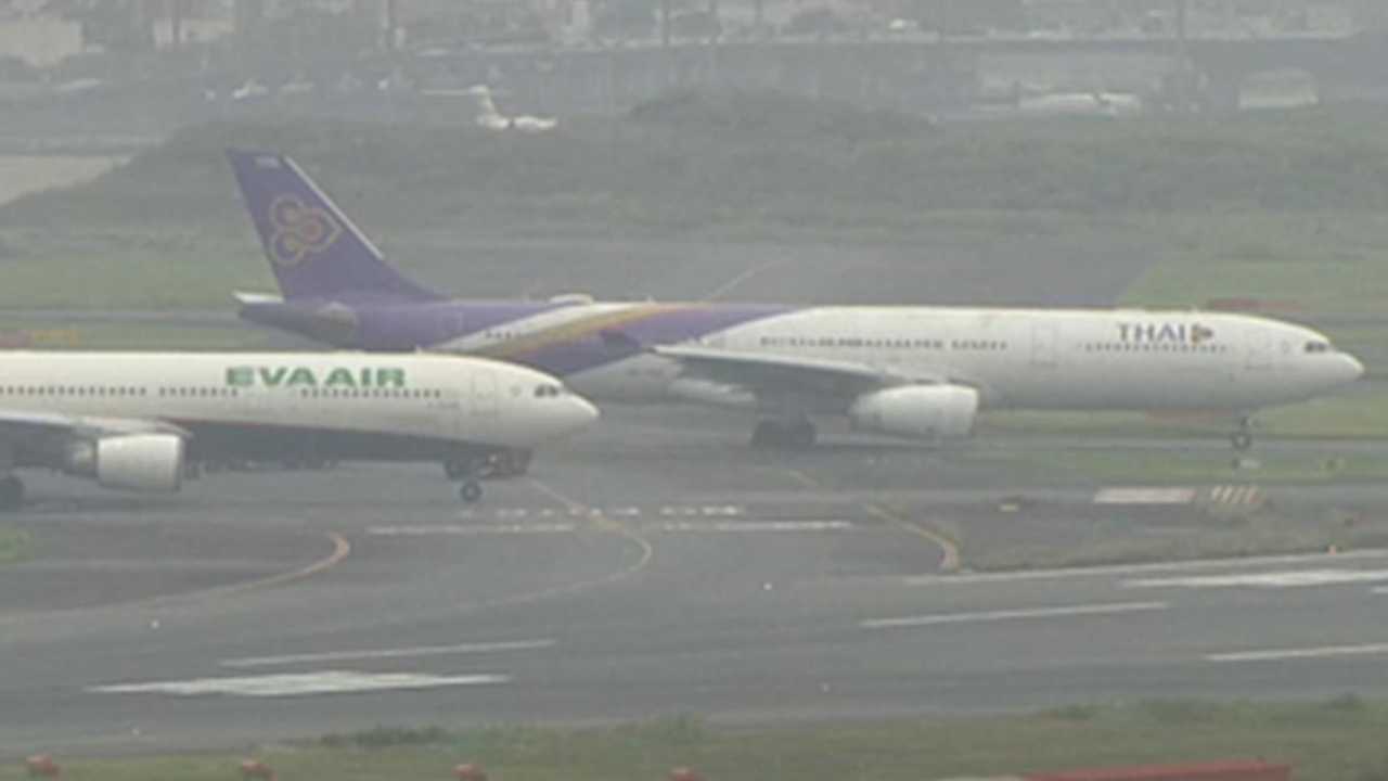 ระทึก เครื่องบิน "Thai Airways" เฉี่ยวชน "EVA AIR" บนรันเวย์สนามบินฮาเนดะ