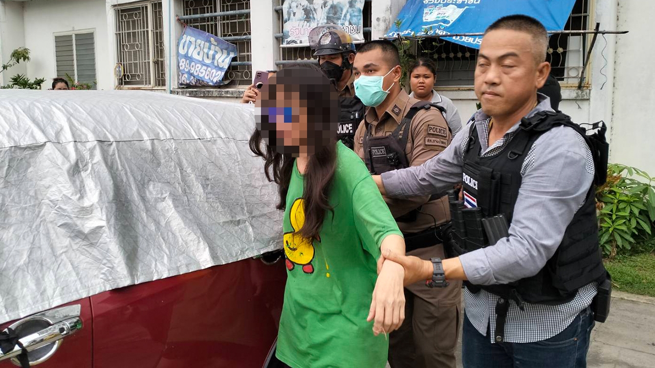 ตร. ปิดล้อมจับหญิงสติไม่ดี ยิงเพื่อนบ้านดับ หลังเกิดเหตุทะเลาะกัน 