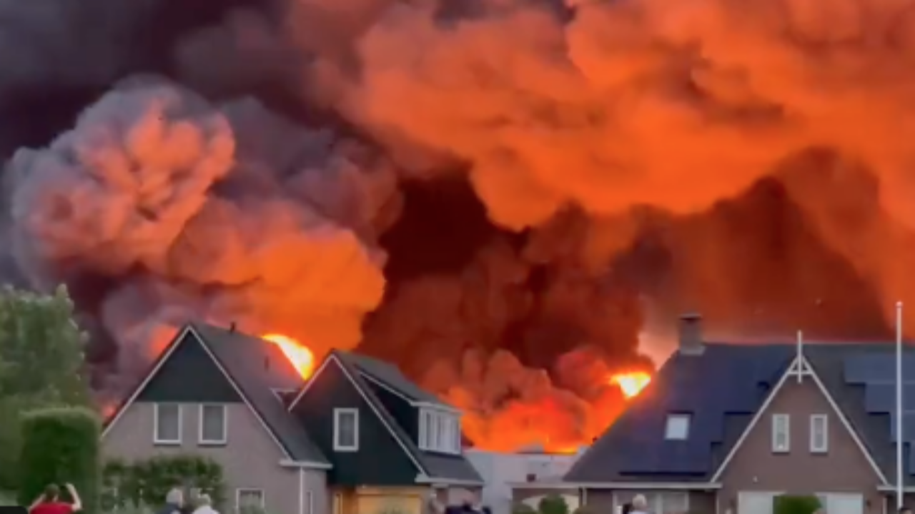 ไฟไหม้สวนอุตสาหกรรมเนเธอร์แลนด์ จนท.เร่งควบคุมหวั่นลามย่านพักอาศัย (คลิป)