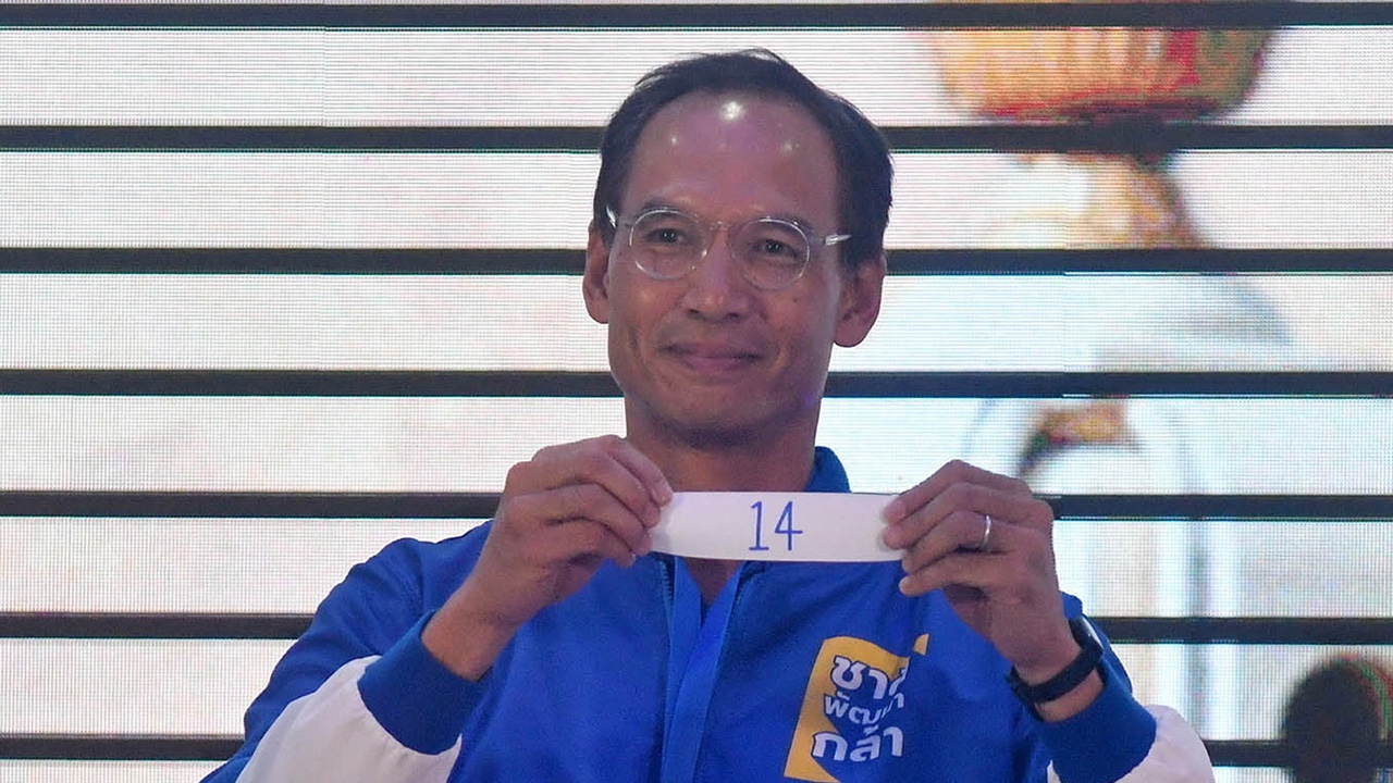 กรณ์ จาติกวณิช เพราะเป็น FC ตัวจริงทีมฟุตบอลต้องบินไปดูต่างประเทศ เลยต้องมีเสบียงไว้กิน