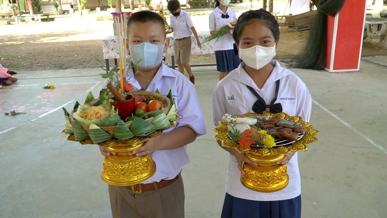 พานไหว้ครูสุดครีเอต จัดเต็ม ส้มตำ คอหมูย่าง รองด้วยใบกล้วยด่างต้นละแสน 