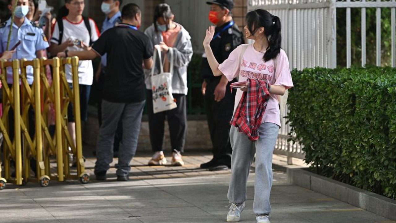 เริ่มแล้ว นร.จีนเข้าสู่สนามสอบ "เกาเข่า" ปีนี้จำนวนผู้สอบทะลุ 12.91 ล้านคน