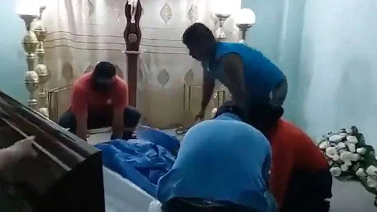 ฟื้นกลางงานศพ