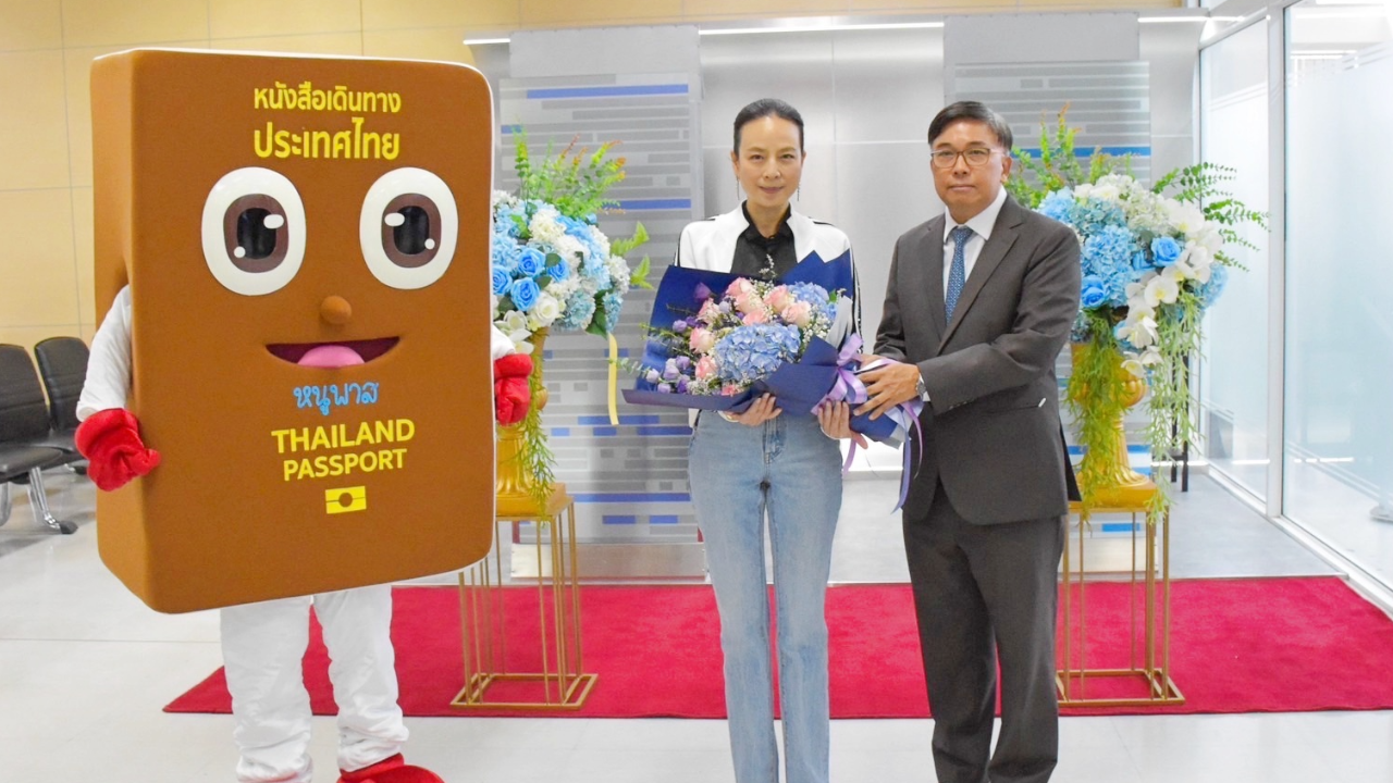 "มาดามแป้ง" รับเป็นพรีเซนเตอร์ ใช้ตู้ kiosk ทำหนังสือเดินทาง