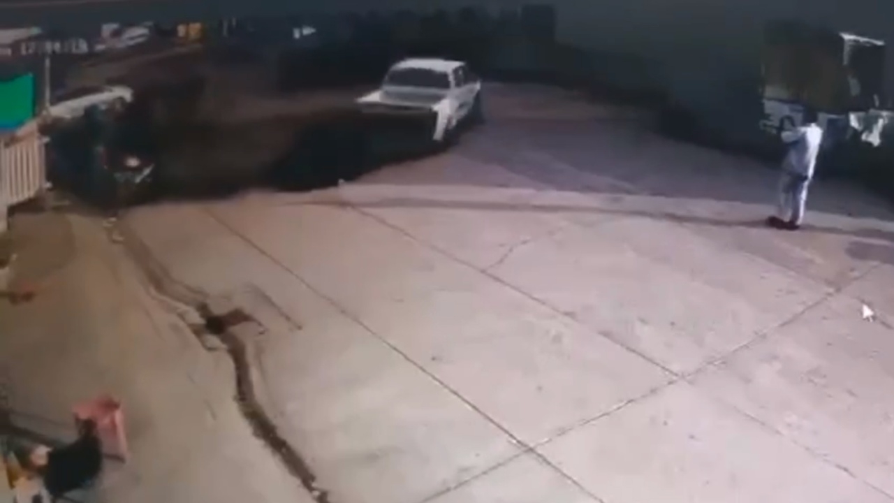 ไม่ใช่ที่ กระบะดริฟต์รถกลางซอย ปล่อยควันดำโขมง ดีดเศษหินถูกรถจอดใกล้กัน (คลิป)