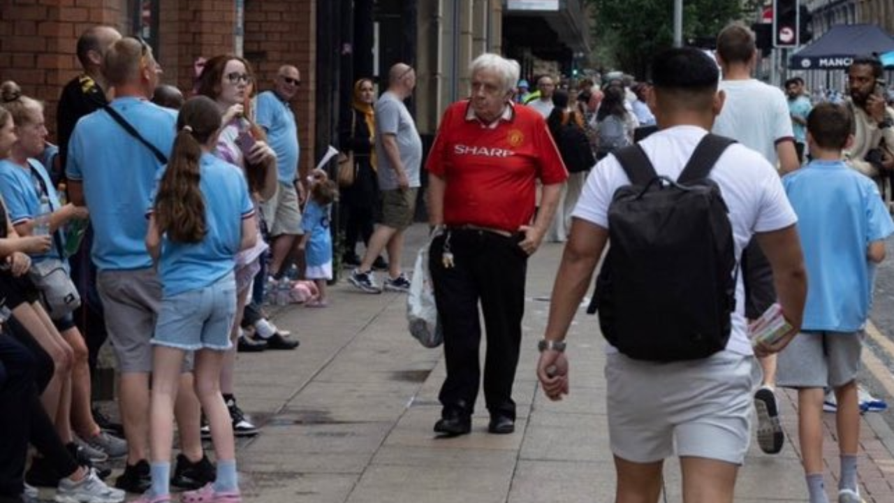 เก๋าสุดๆ "แฟนแมนยูฯ รุ่นปู่" ใส่เสื้อ 3 แชมป์ปี 1999 ฝ่าดง "แมนฯ ซิตี้" ปิดเมืองฉลอง