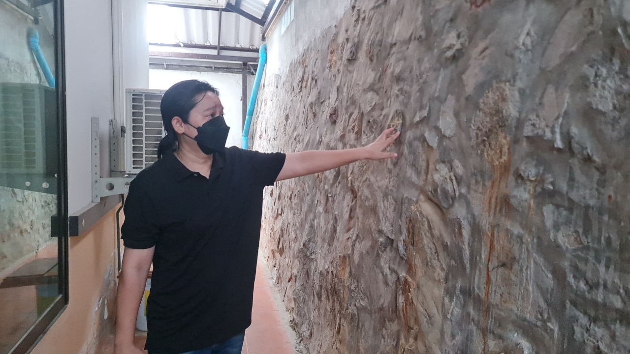 ผู้เสียหายร้อง หมู่บ้านข้างกัน ถมดินสูงเท่าหลังคา ทำน้ำทะลักกำแพงร้าว หวั่นถล่ม