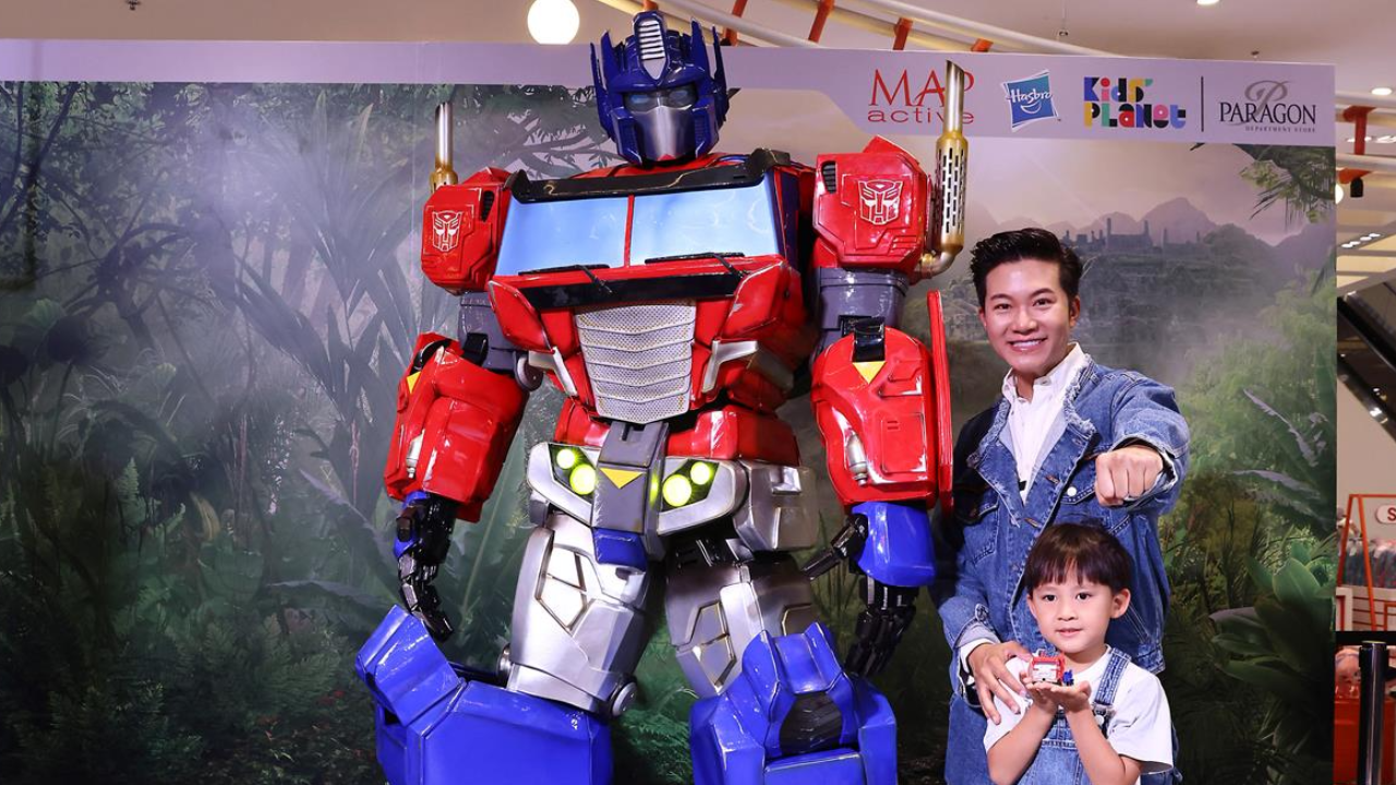 กระแสหนังปัง อั๋น ภูวนาท พาลูกชาย เปิดตัวของเล่นหุ่นยนต์ Transformers