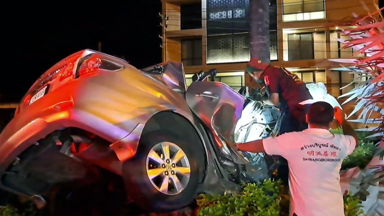 หนุ่มสาวรัสเซีย ซิ่งเก๋งปีนเกาะกลางถนนชนต้นไม้ ดับคู่ 2 ศพ