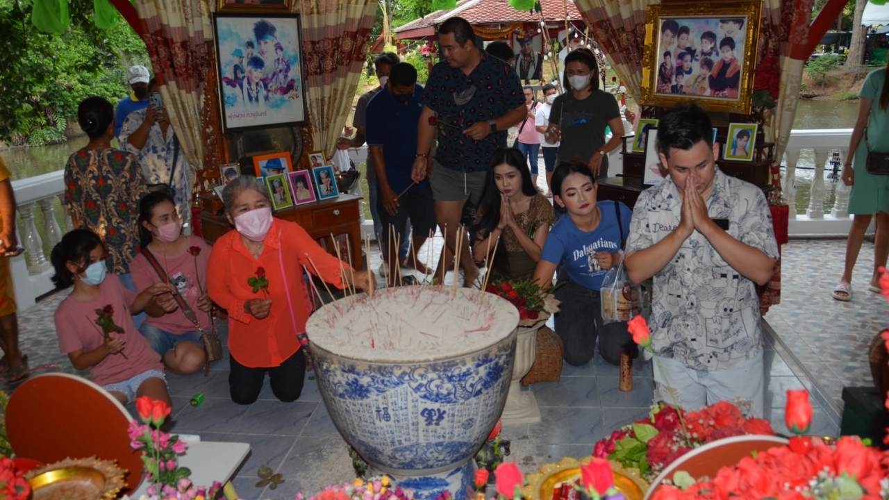 งานรำลึก 31 ปี "พุ่มพวง ดวงจันทร์" คืนที่ 3 คึกคัก คอหวยได้ "เลขเด็ด" ลุ้นโชค 