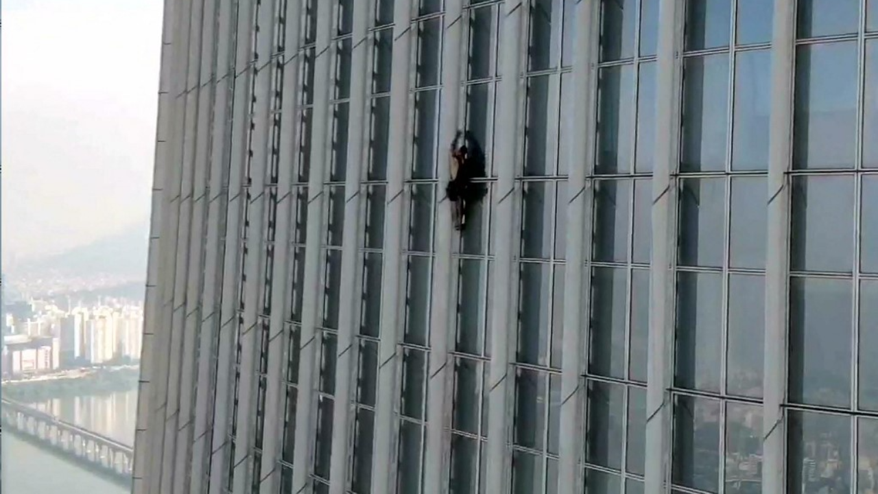 ตร.เกาหลีใต้รวบหนุ่มอังกฤษ ปีนตึก "ลอตเต้ เวิลด์ ทาวเวอร์" ด้วยมือเปล่า (คลิป)