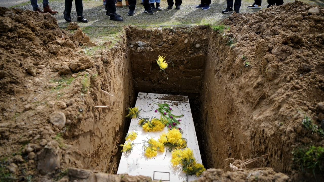 สุดช็อก แม่เฒ่าเอกวาดอร์ฟื้นจากโลง หลังจากหมอยืนยันการเสียชีวิต ญาติเตรียมนำไปฝัง (คลิป)