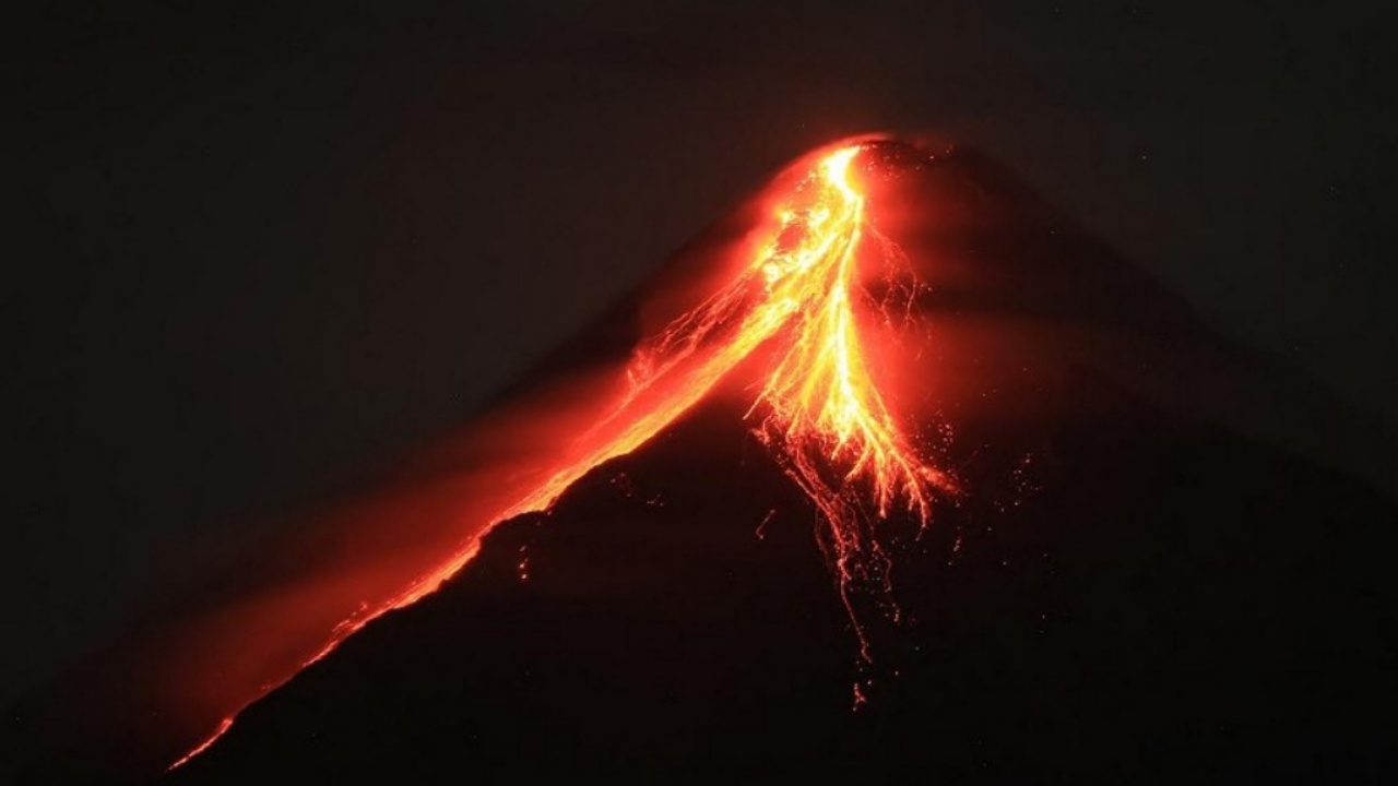 ระทึก ภูเขาไฟมายอนพ่นลาวาแดงฉาน ฟิลิปปินส์อพยพคนกว่าหมื่นแล้ว