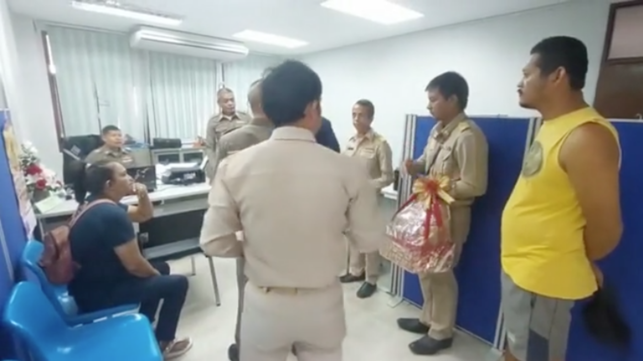 จบด้วยดี ครูหิ้วกระเช้าขอโทษผู้ปกครอง หลังใช้แปรงลบกระดานปาใส่หน้าเด็ก ป.3