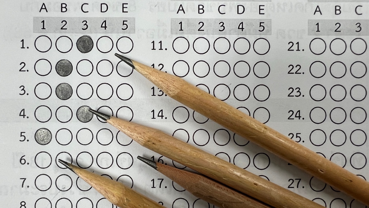 หรือเก่งอย่างเดียวไม่พอ เพจสายมู ปลุกเสกดินสอ สำหรับคนจะสอบราชการ พร้อมคาถา