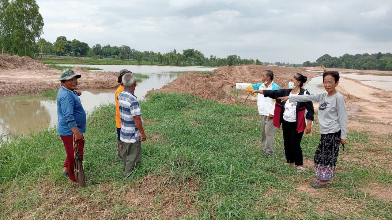 ชาวนาดงลิงเดือดร้อนน้ำท่วมนา ร้องรัฐช่วยแก้ไข หลังผู้รับเหมากั้นดินขวางทางน้ำ