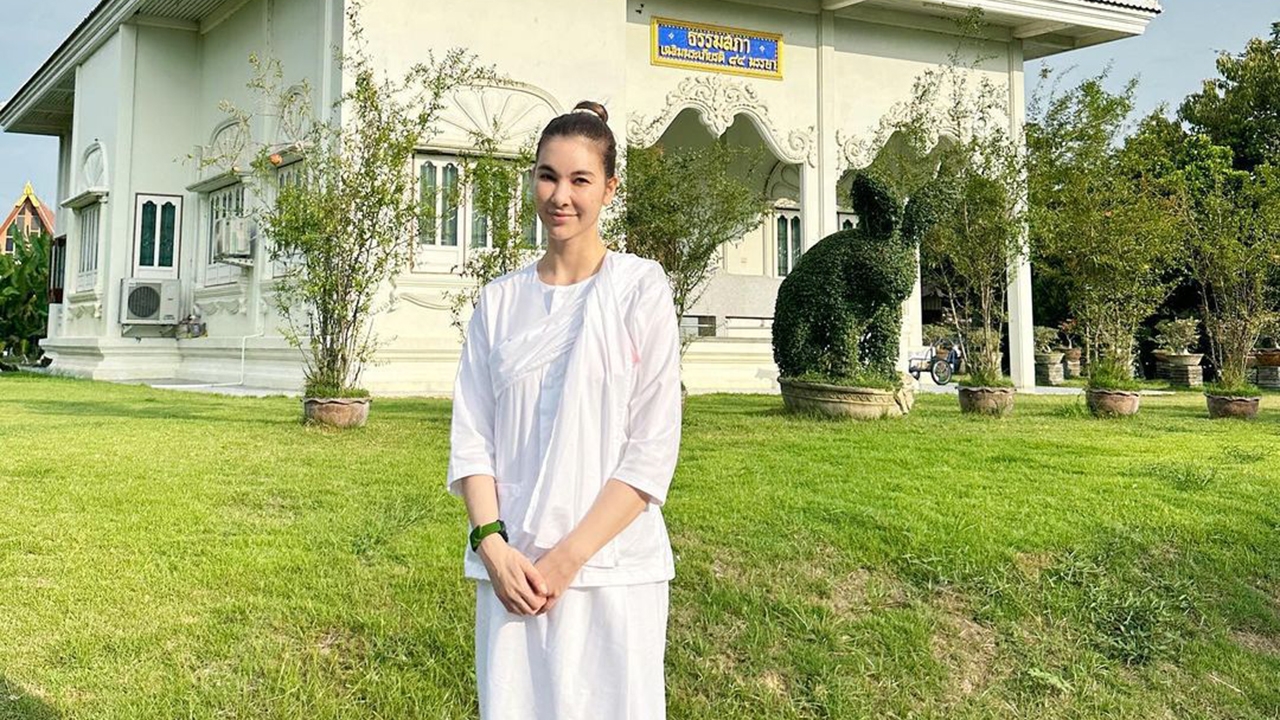 หลังจากกลับมาโสด "โบว์–เบญจวรรณ" ตัดสินใจนุ่งขาวห่มขาวเข้าวัดปฏิบัติธรรม