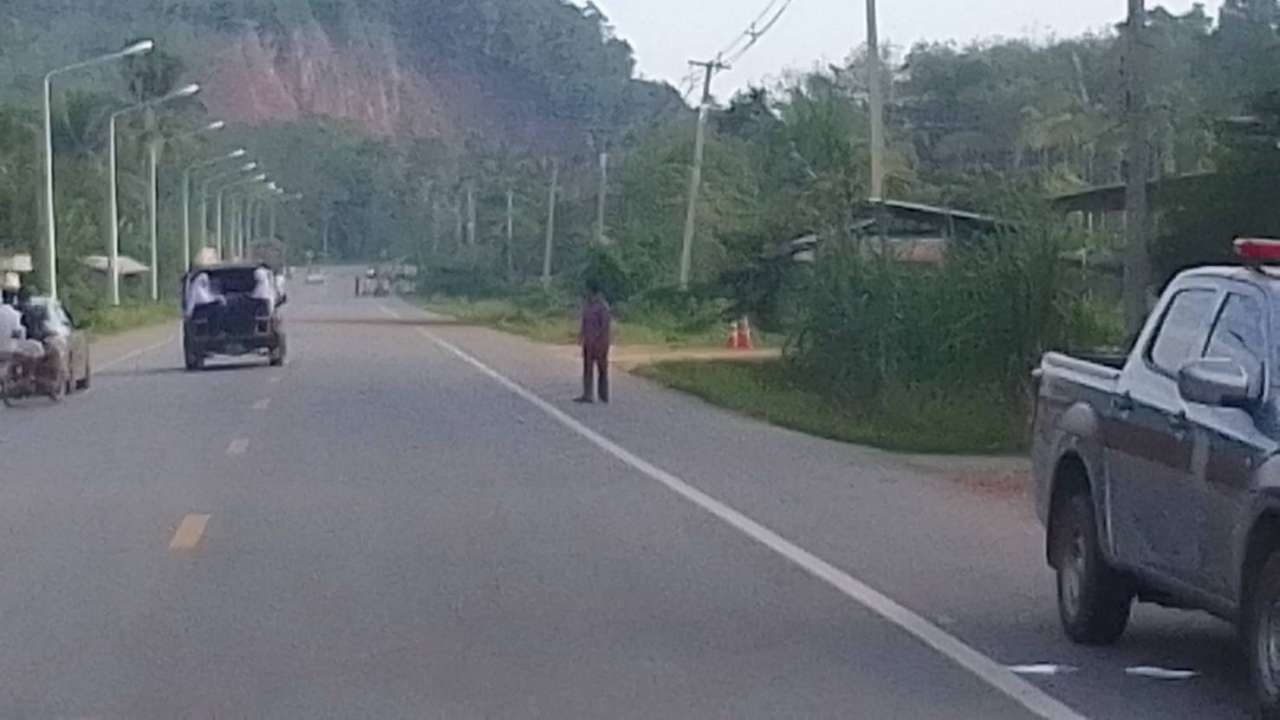 คนร้ายเหิม ลอบบึมรถตำรวจ ขณะลาดตระเวน รปภ.ครู ที่ อ.รามัน เจ็บ 2 นาย