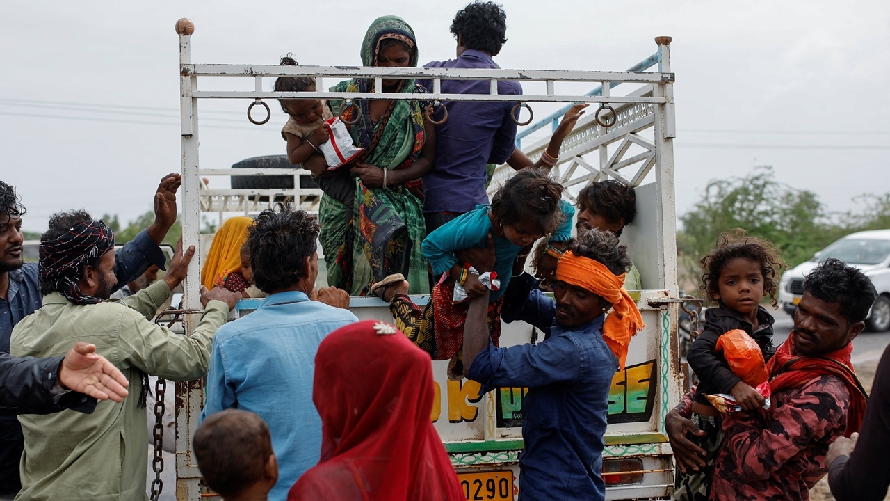 อินเดีย-ปากีสถาน อพยพคนนับแสน หนีไซโคลน ‘บีปอร์จอย’-ดับแล้ว 5 ศพ