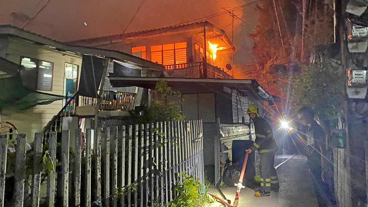 หนุ่มป่วยจิตขาดยา คลั่งเผาบ้าน! ฉุน "ปู่ย่า" เตือน จุดไฟลามวอด ไปติดอีก 2 หลัง