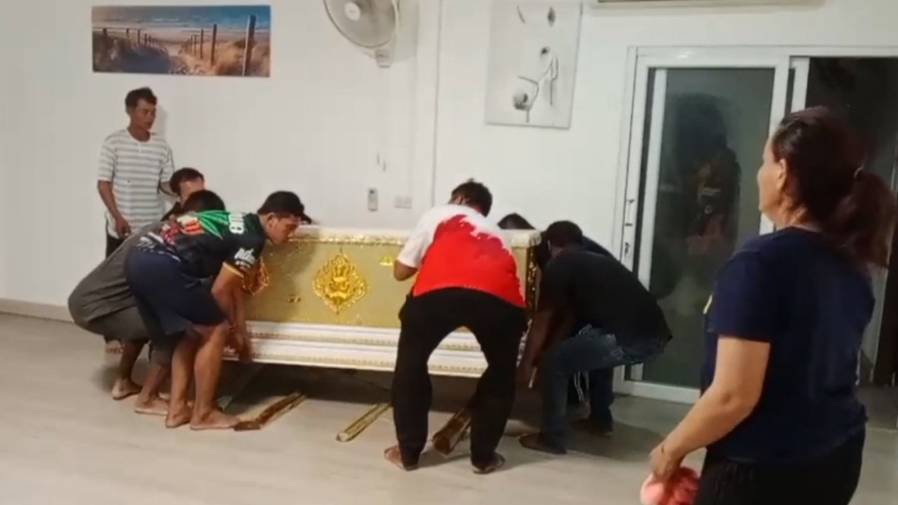 ศพ "น้องนิว" ถึงบ้านเกิด อ.โพนทอง จ.ร้อยเอ็ด ญาติร่ำไห้รับไปทำพิธีทางศาสนา