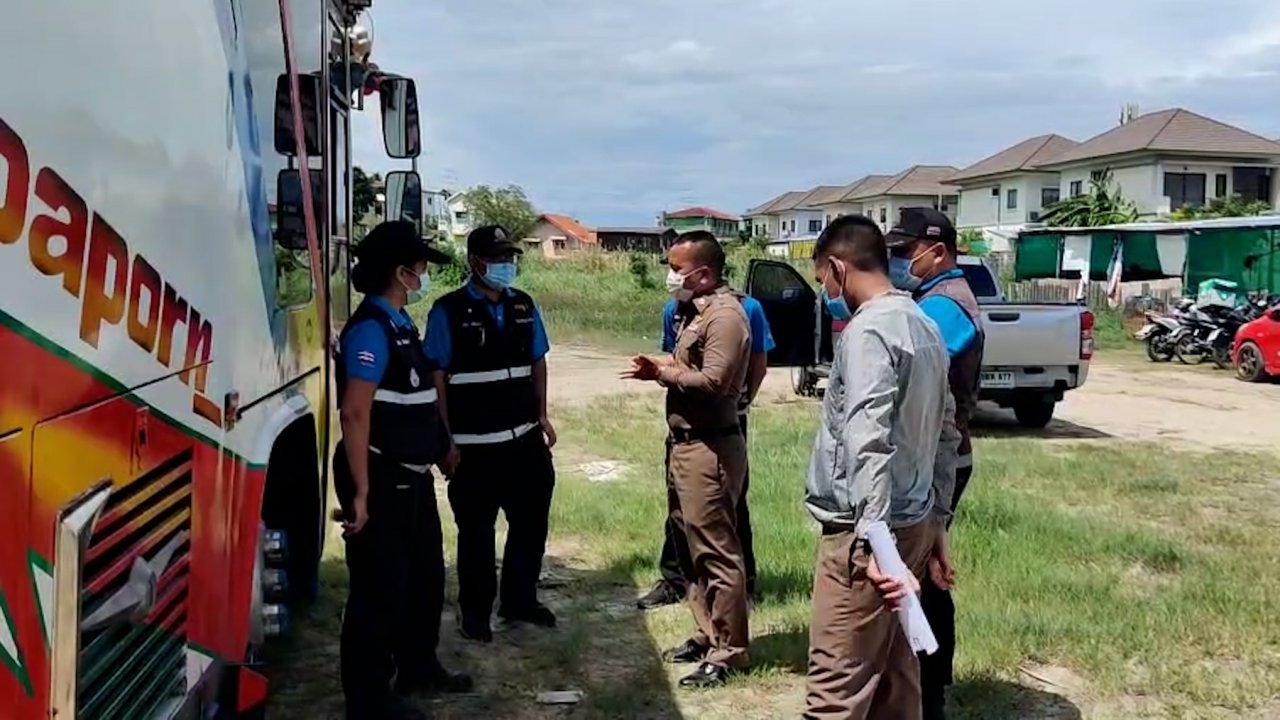 6 พนักงานโรงงานบุก สภ.บางบ่อ โวย ตร.ยิงปืนใส่รถบัสสกัดจับ ผกก.โร่ทำความเข้าใจ 