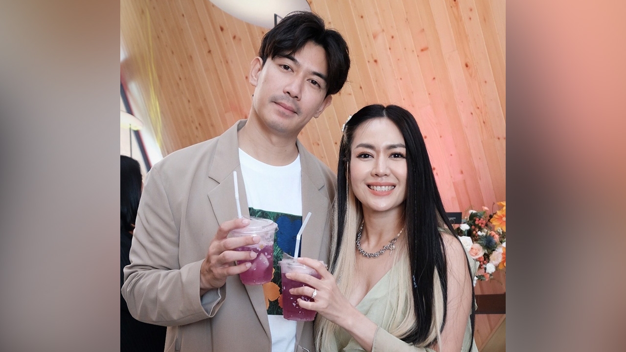 นิว–เป๊ก ร่วมจิบกาแฟ เสพงานศิลป์ ดื่มด่ำบรรยากาศสุดฟิน @ ชลบุรี