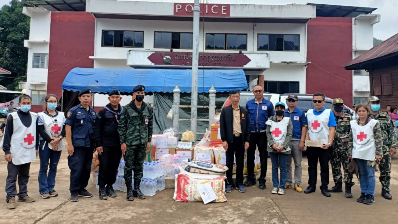 นอภ.แม่สะเรียงมอบสิ่งของช่วยผู้หนีภัยสู้รบชายแดนเมียนมา เปิดช่องรับบริจาคเพิ่ม