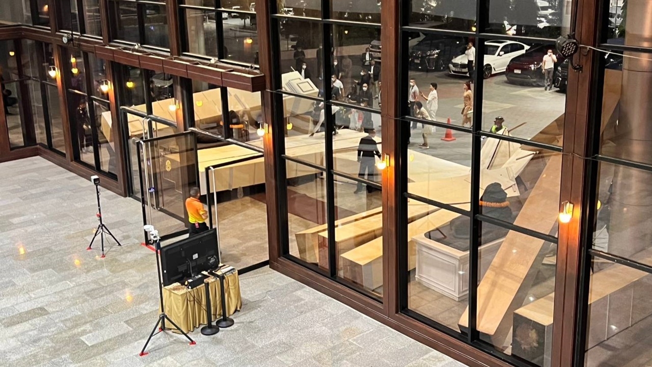 ระทึก ซุ้มไม้ประตูงานมงคลสมรสสโมสรทหารบก ล้มทับแขกเจ็บ 2 ราย