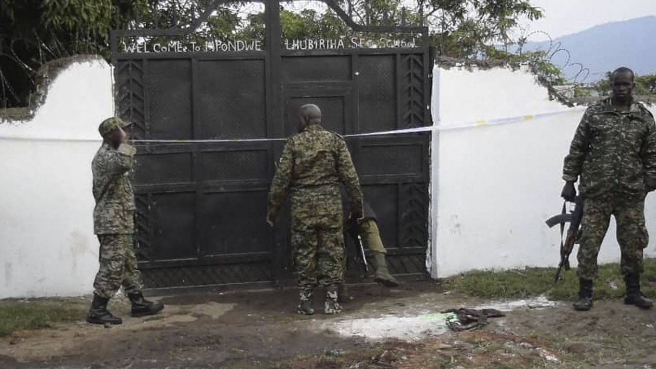 สลด คนร้ายโจมตี ร.ร.มัธยมยูกันดา ดับ 40 ศพ-นักเรียนหญิงโดนลักพาตัว