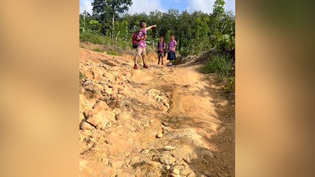 ไวรัลคลิปครูไปเยี่ยมบ้านนักเรียน เจอทางลำบาก ลั่นเด็กไปได้ ครูต้องไปได้